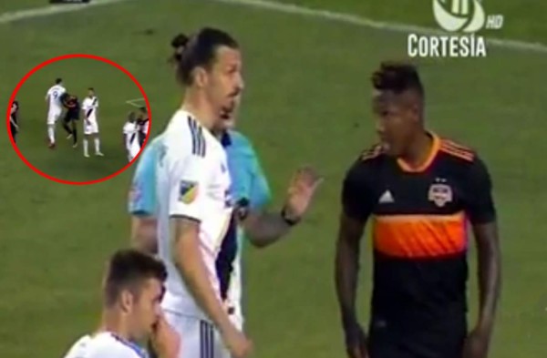 ¡Era expulsión! El codazo de Ibrahimovic a Romell Quioto