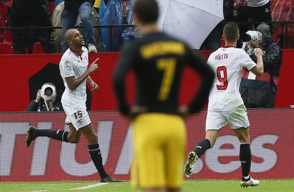 El Sevilla le quitó el invicto al Atlético y sigue soñando