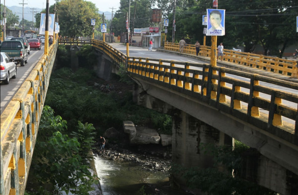 Por lluvias inhabilitan dos meses puente cerca de Expocentro