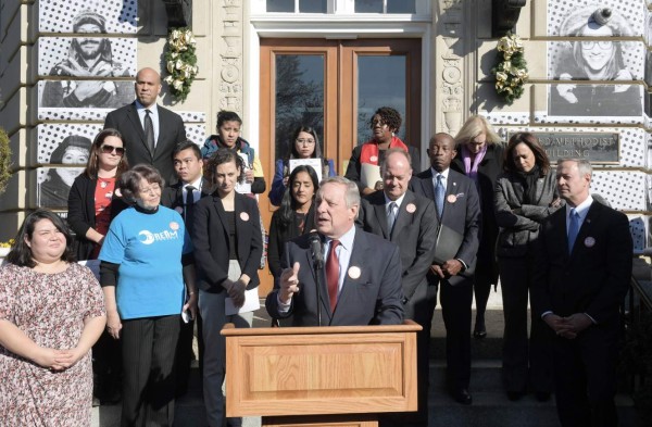 Fiscales demócratas piden al Congreso aprobar ley para indocumentados