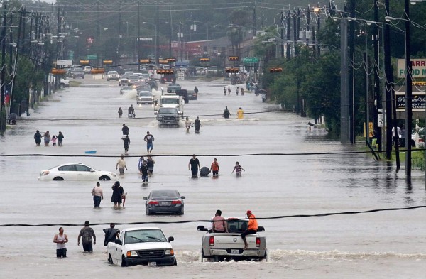 Houston libera agua de diques agravando las inundaciones