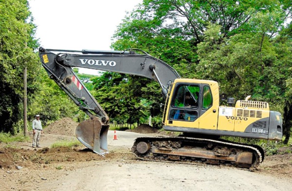 Asfaltan vías en San Antonio