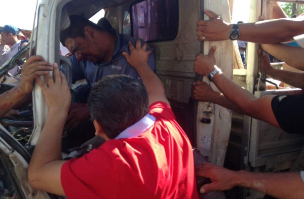 Diecisiete heridos deja accidente entre ambulancia y camión