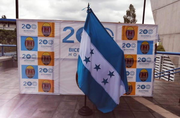 Unah utiliza por primera vez bandera color turquesa para conmemorar Bicentenario