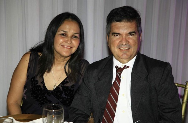 Joel Heyer y Vivian Zúniga se prometen amor en el altar