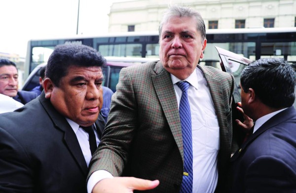 Expresidente peruano Alan García se dispara en la cabeza cuando iba a ser detenido