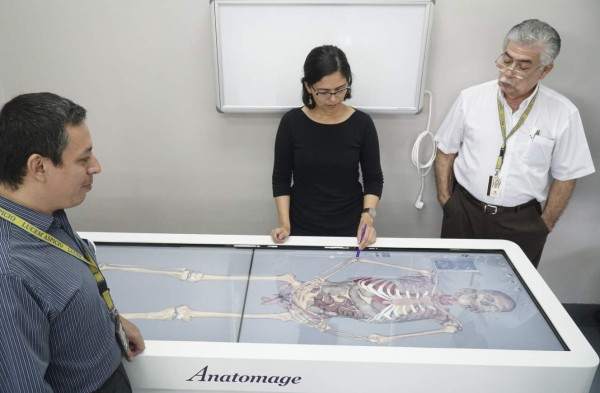 Unah-vs innova con la primera mesa de disección virtual en Honduras