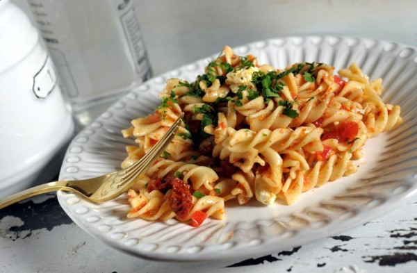 Cómo preparar pasta de fusilli con tomate