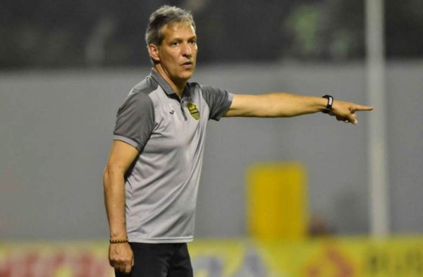 Real España anuncia salida del entrenador colombiano Carlos Restrepo