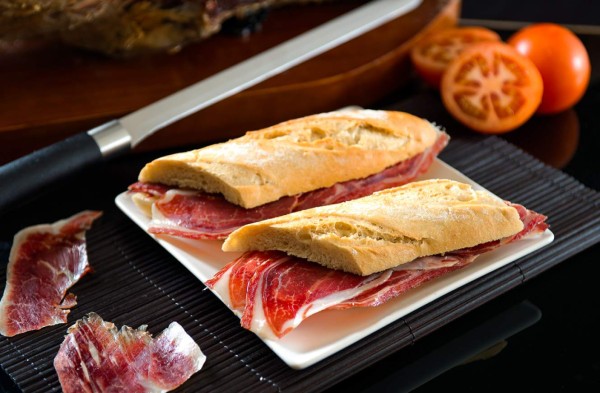 Prepare una tabla con jamón, queso y aceite de oliva