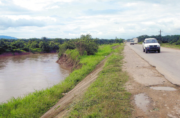 El Río Aguán amenaza con salirse en Trujillo