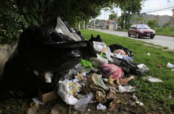 Recolectores de basura exigen pago a alcaldía sampedrana