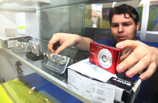 Hasta chimbos de gas empeñan sampedranos para aliviar la crisis