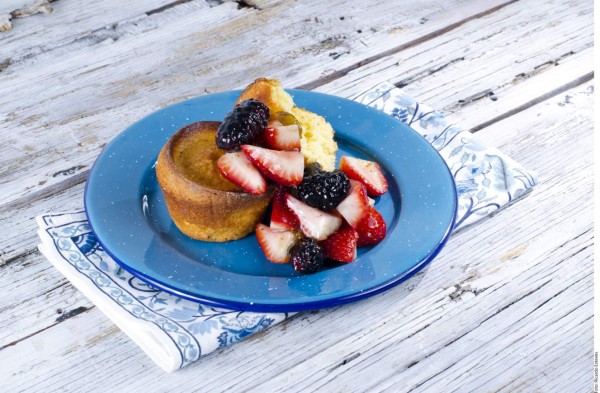 Panqué de elote y frutos rojos