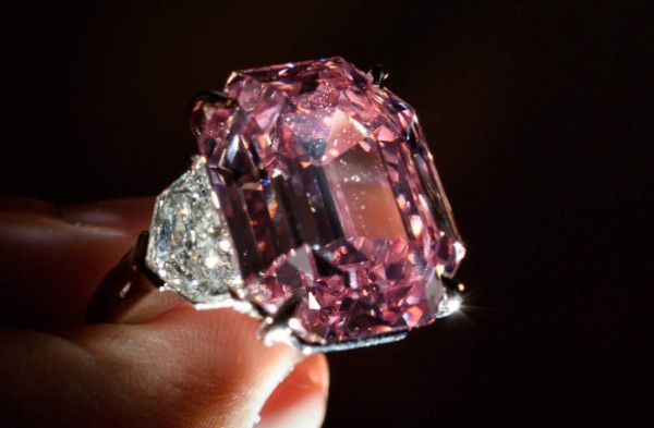 Diamante rosado de 19 quilates vendido por más de 50 millones de dólares