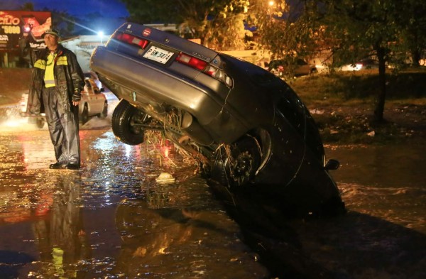 Tormenta deja accidentes y carros arrastrados por los ríos