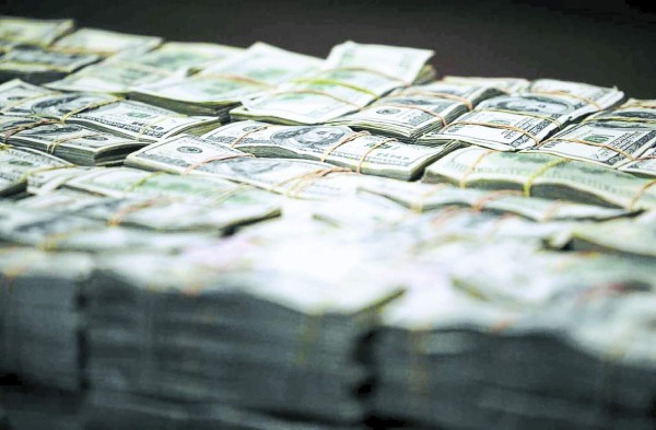 Hallan más de 3,000 tipos de bacterias en los billetes de un dólar