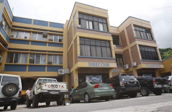 Unos 400 'paracas” se van del Gobierno hondureño