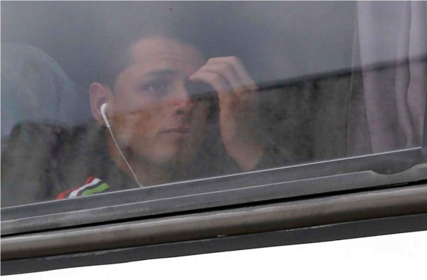 'Chicharito' callado y esquivo a su llegada a Honduras