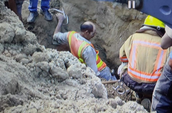 Rescatan a tres obreros después de estar 30 minutos soterrados