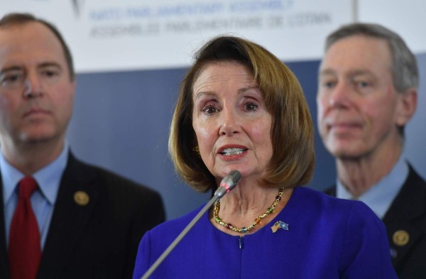 Pelosi apela a los republicanos para impedir 'el saqueo' presupuestario de Trump