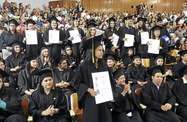 Egresan 850 profesionales de la Unah