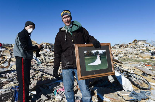 Miles de afectados por el paso de potentes tornados en EUA