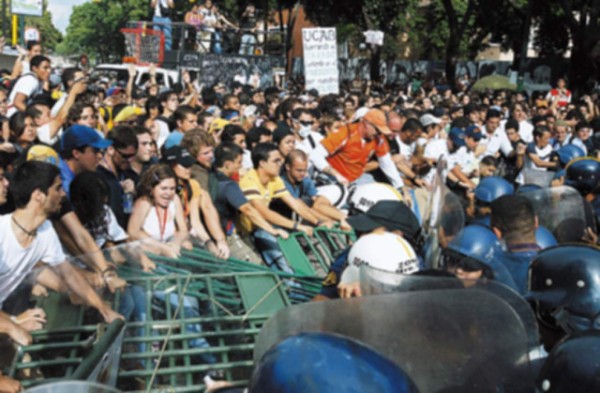 Jóvenes marchan por la libertad de expresión