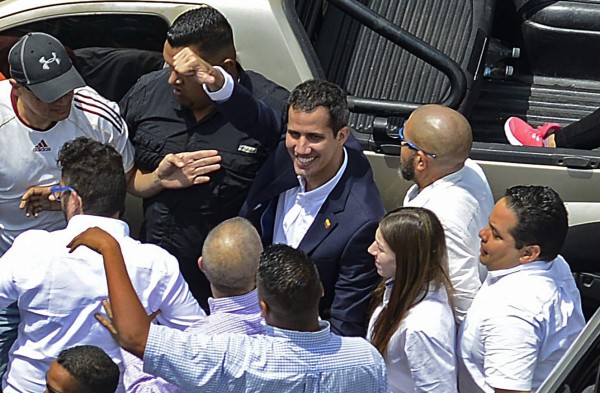 Guaidó regresa a Venezuela aclamado por miles de manifestantes