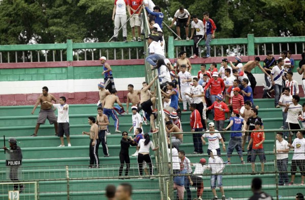 VIDEO: Pelea entre barras del Marathón y Olimpia