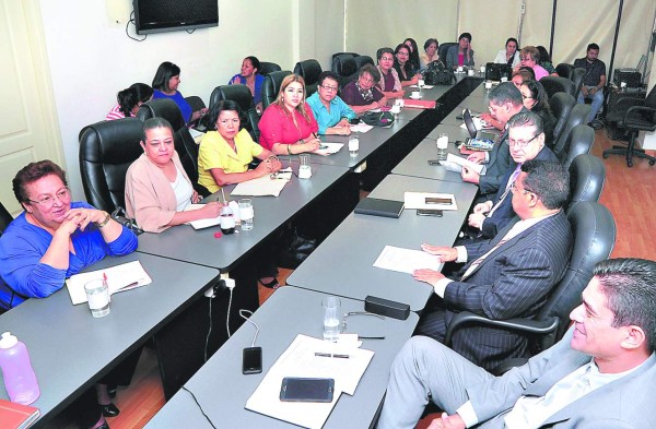 Mujeres luchan por la paridad con alternancia en las planillas