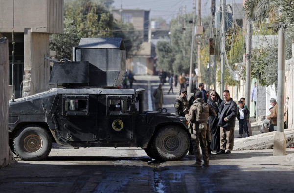 A member of the Iraqi Special Forces stands guard in a street, as Islamic State (IS) group fighters clash with government forces, in a northeastern district of the city of Mosul on November 24, 2016.Elite forces gained new ground in east Mosul, looking for fresh momentum as stiffer-than-expected IS resistance threatened to bog down the five-week-old offensive against the jihadists' last major stronghold in Iraq. / AFP PHOTO / THOMAS COEX