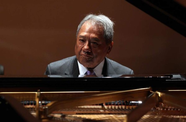 Familia de Armando Manzanero dice que mejora su salud y desmiente su muerte