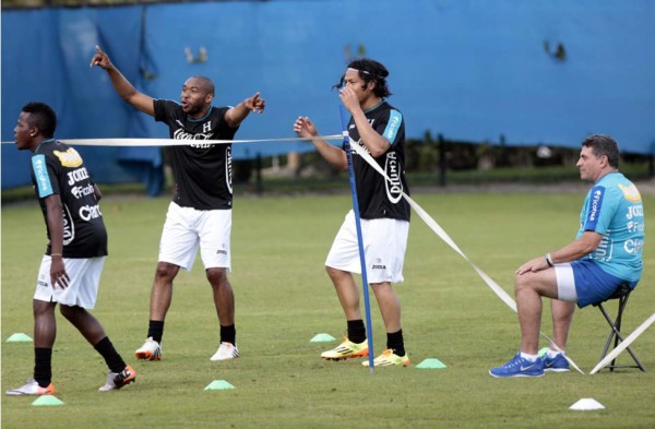 Selección de Honduras se divierte practicando fútbol-tenis