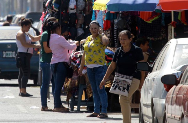 Sampedranos inundan tiendas para hacer compras navideñas
