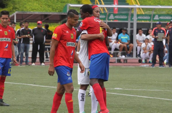 Hondureño Dennis López compartió con Ronaldinho en Guatemala
