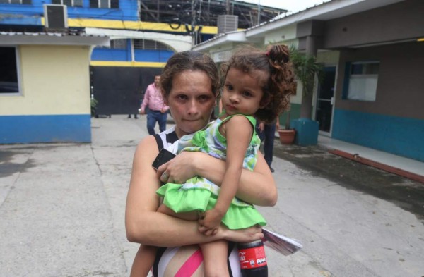 Detienen a padres que denunciaban desaparición de sus hijas