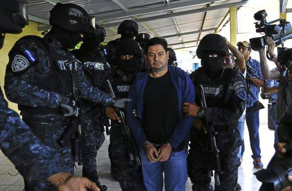 “Vi a Don H (Emilio Fernández Rosa) frente a la celda donde estaba y sabía que era hondureño y solo me levantó la mano. Nadie podía hablar con él porque tenían medidas estrictas”, contó. “Don H” fue condenado a cadena perpetua por la justicia de Estados Unidos. 