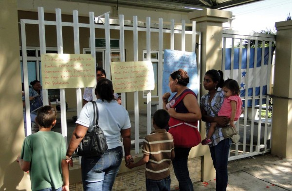 Con toma exigen pago de salarios atrasados