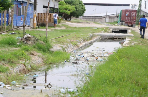 Peligro por aguas estancadas en la primera avenida de Chamelecón
