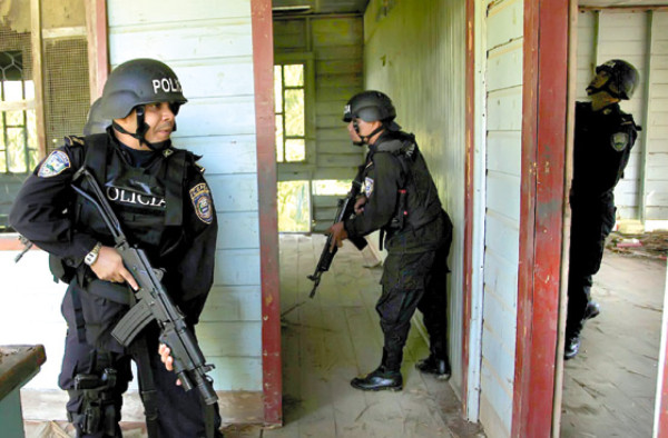 Honduras: FF AA buscan armamento en el Aguán