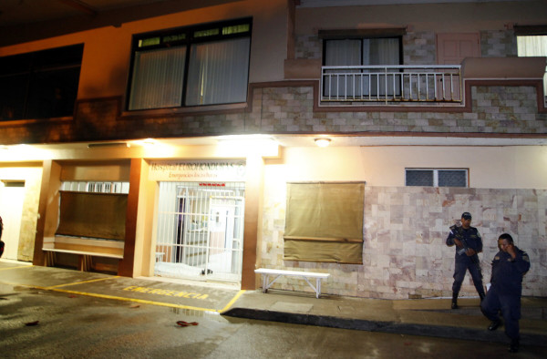 Lo balacean en carro y lo rematan en clínica en La Ceiba