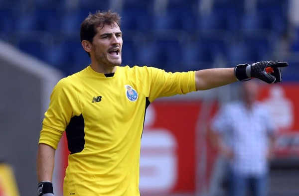 Casillas 'se pica' por twitter y responde a una seguidora