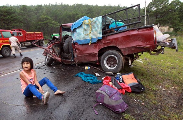 Bomberos y socorristas de la Cruz Roja llegaron a auxiliar a los lesionados.