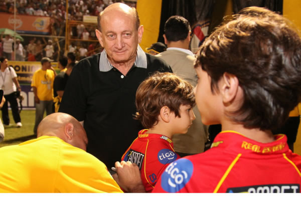 Familiares de Carlos Chahín lloran su muerte