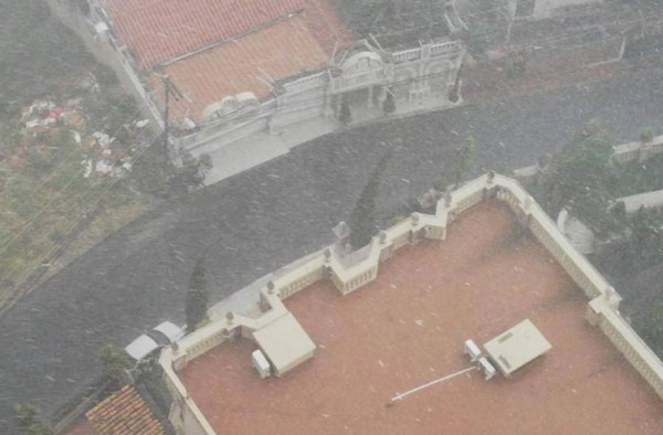 Lluvias con fuertes vientos y granizo dejan daños en Tegucigalpa