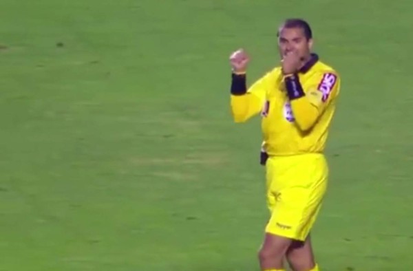 Polémica: Árbitro festeja tras finalizar partido