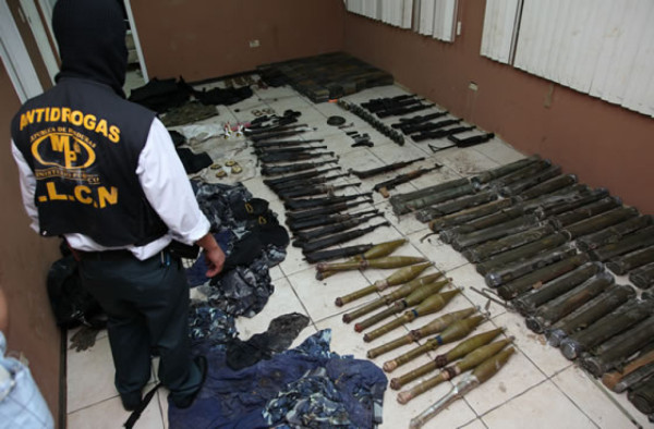 Hallan cocaína, armas y municiones en bodega