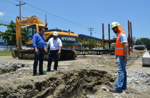 Alcalde supervisa trabajos en zona donde harán puente