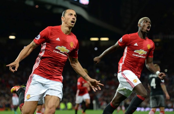 Manchester United gana con doblete de Ibrahimovic en el debut de Pogba